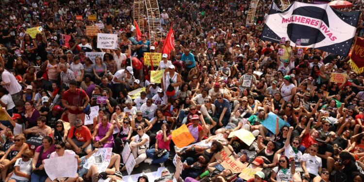 Falta postura de responsabilidade para frear feminicídio, diz ministra