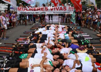 Mulheres se reúnem em Copacabana contra a violência e o feminicídio