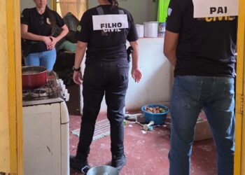 Polícia Civil realiza reprodução simulada de feminicídio em Coxim e identifica provável instrumento do crime