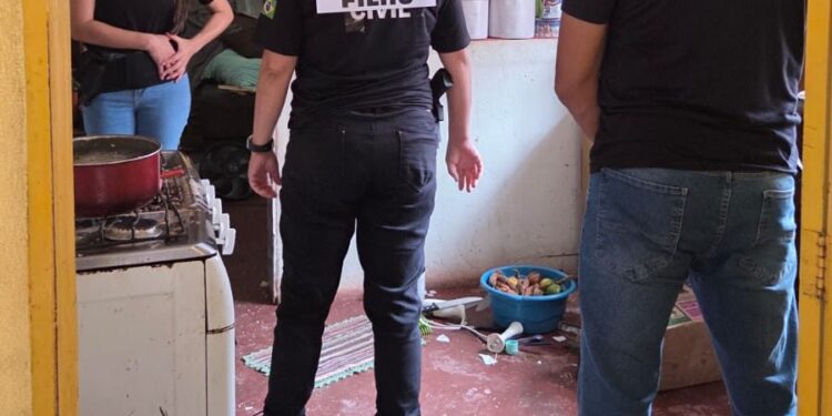 Polícia Civil realiza reprodução simulada de feminicídio em Coxim e identifica provável instrumento do crime