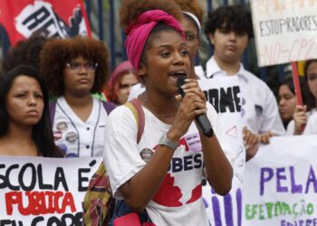 Estudantes do Pedro II, no Rio, fazem ato contra o assédio na escola