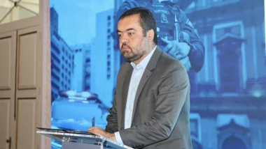 Renúncia de Cláudio Castro deve deixar Executivo vago, levando decisão sobre mandato-tampão à Alerj.