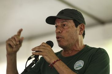 Brasília (DF), 15/03/2026 - O ambientalista César Victor do Espírito Santo, durante manifestação pela proteção da Serrinha do Paranoá, área ambiental incluída em projeto para salvar BRB. Foto: Marcelo Camargo/Agência Brasil