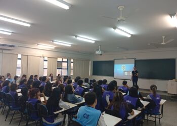Delegada da PCMS minsitra palestra sobre drogas, álcool e cigarro eletrônico para jovens aprendizes