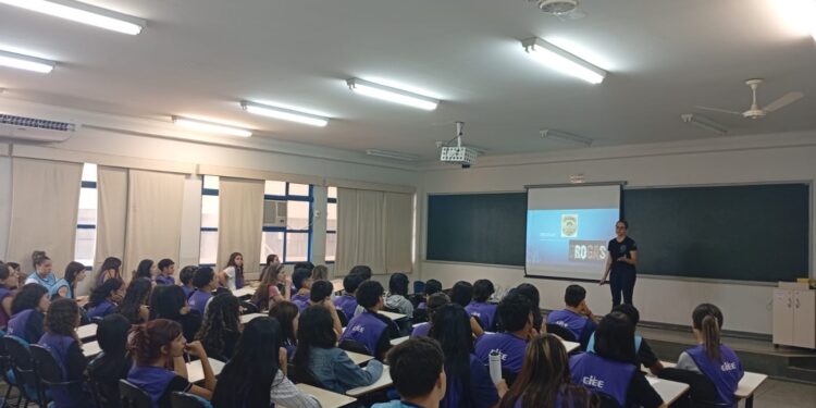 Delegada da PCMS minsitra palestra sobre drogas, álcool e cigarro eletrônico para jovens aprendizes