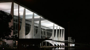 Pesquisa eleitoral começa a refletir o clima antissistema para as eleições no Brasil marcadamente na opinião do eleitor independente sobre Lula e Flávio Bolsonaro.