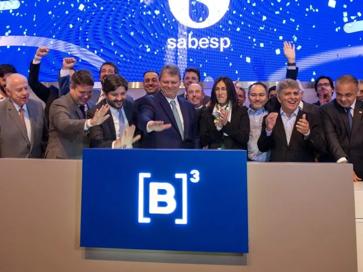 O governador Tarcísio de Freitas (Republicanos) celebra a privatização da Sabesp ao lado de autoridades na Bolsa de Valores (B3) em julho de 2024