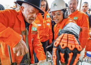 Distribuidora estatal poderia regular preço dos combustíveis, diz Lula