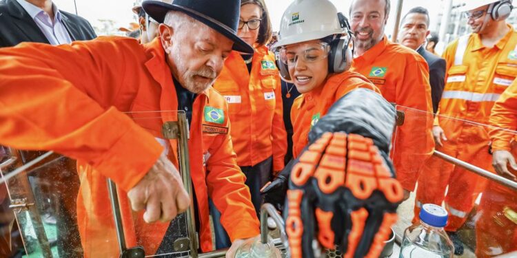 Distribuidora estatal poderia regular preço dos combustíveis, diz Lula