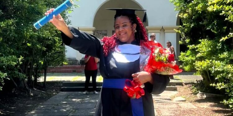 Mulher trans chega à universidade 25 anos após violências na escola