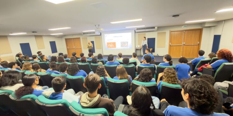 Polícia Civil realiza palestra sobre Cyberbullying e Inteligência Artificial, em escola na Capital