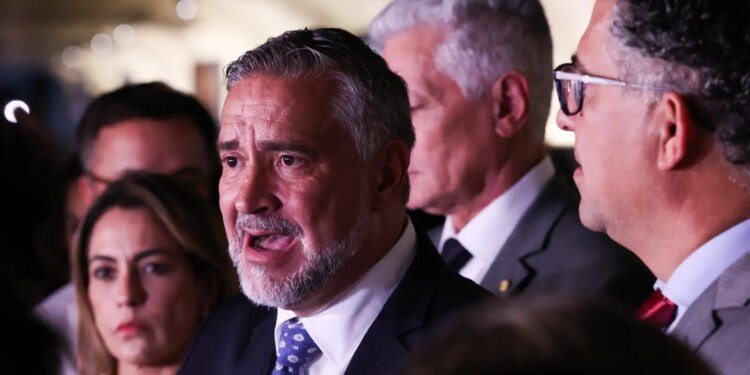 Base do governo pede indiciamento de Bolsonaro na CPMI do INSS