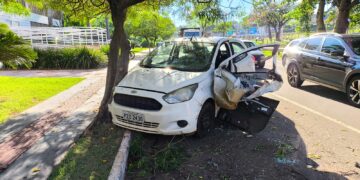 Caminhão perde freio e atinge carro estacionado no Jardim dos Estados