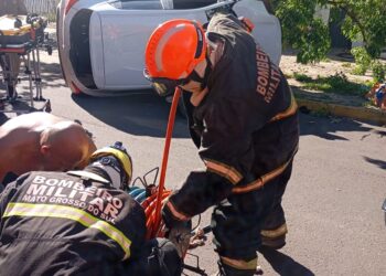 Bombeiros desencarceram motorista após grave tombamento no centro de Corumbá