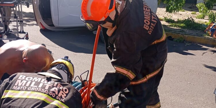 Bombeiros desencarceram motorista após grave tombamento no centro de Corumbá