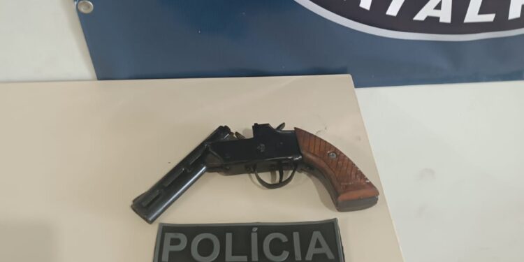 PM apreende arma artesanal e prende homem na zona rural