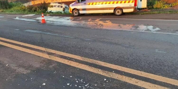 Kombi relíquia se envolve em colisão fatal na BR-163