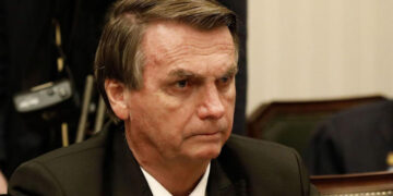 Bolsonaro vai para UTI após diagnóstico de pneumonia