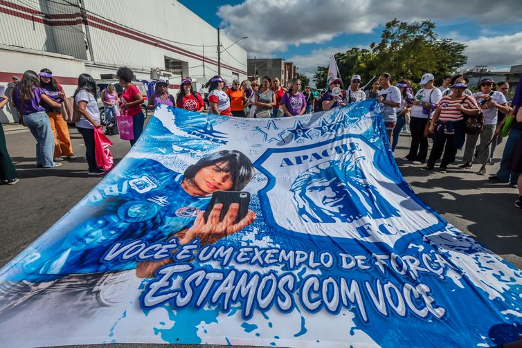 Sao Paulo (SP)-01/03/2026.  
Um ato no domingo em memória de Tainara Souza
Santos, de 31 anos, que morreu após ser atropelada e arrastada pelo ex-companheiro em São Paulo, irá marcar o início das mobilizações pelo Dia Internacional das Mulheres. 
Organizado pelo Ministério das Mulheres, o local escolhido para o ato é a Marginal Tietê, na zona norte da cidade de São Paulo, onde Tainara foi agredida, atropelada pelo ex-companheiro Douglas Alves da Silva e arrastada por mais de 1 quilômetro ao ficar presa ao carro dele, em 29 de novembro do ano passado. O ato contou com a presença das
ministras Márcia Lopes, Marina Silva , Sônia Guajajara e do Ministro Paulo Teixeira e a mãe Luciane ( mãe da vítima Taynara). Foto: Paulo Pinto/Agência Brasil