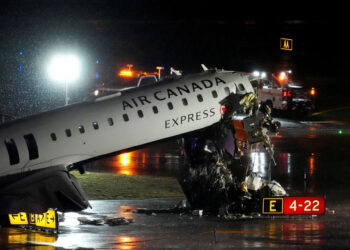 Colisão entre avião e veículo de emergência deixa mortos em aeroporto de Nova York