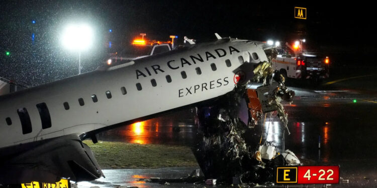 Colisão entre avião e veículo de emergência deixa mortos em aeroporto de Nova York