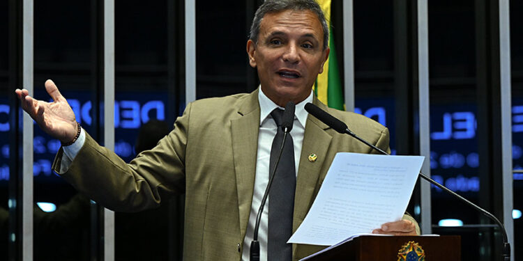 Em discurso,  à tribuna, senador Marcio Bittar (PL-AC).