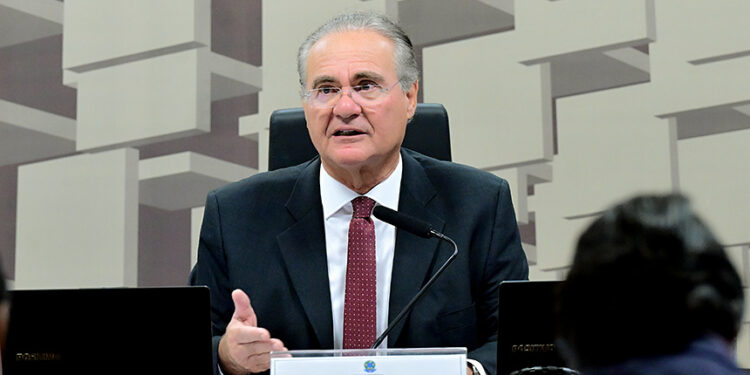 Presidente da CAE, senador Renan Calheiros (MDB-AL) em pronunciamento à mesa.