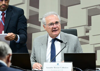 À mesa, presidente da CAE, senador Renan Calheiros (MDB-AL), conduz reunião.