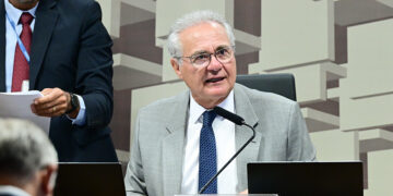 À mesa, presidente da CAE, senador Renan Calheiros (MDB-AL), conduz reunião.