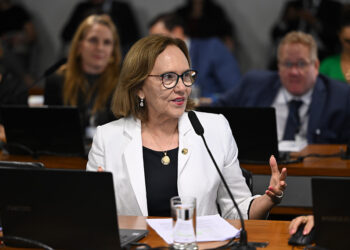 À bancada, en pronunciamento,  senadora Zenaide Maia (PSD-RN).
