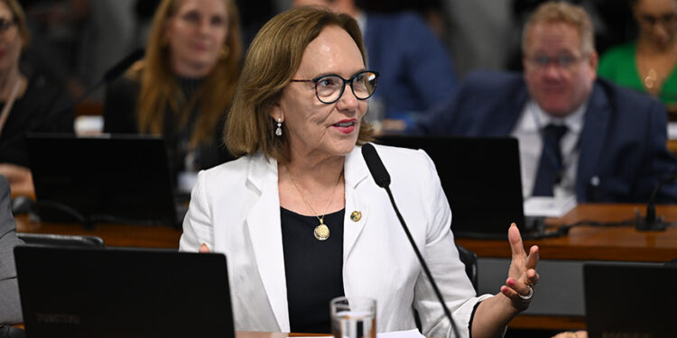 À bancada, en pronunciamento,  senadora Zenaide Maia (PSD-RN).