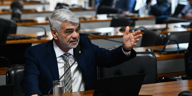 À bancada, em pronunciamento, senador Humberto Costa (PT-PE).