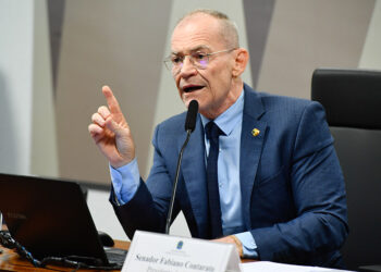 À mesa, presidente da CMA, senador Fabiano Contarato (PT-ES), conduz reunião.