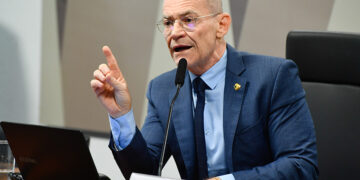 À mesa, presidente da CMA, senador Fabiano Contarato (PT-ES), conduz reunião.