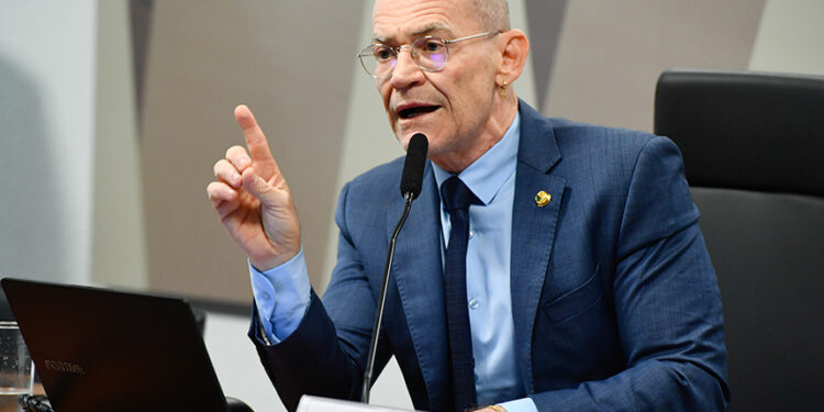 À mesa, presidente da CMA, senador Fabiano Contarato (PT-ES), conduz reunião.