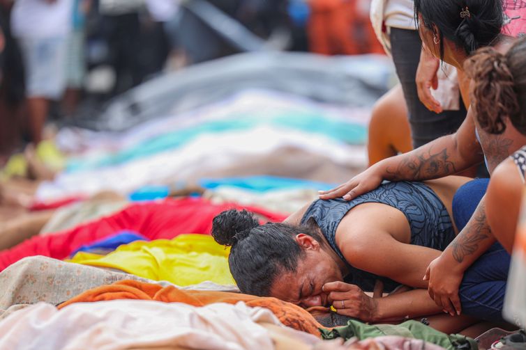 Rio de Janeiro (RJ), 22/12/2025 - Retrospectiva 2025 - Foto feita em 28/10/2025 - Dezenas de corpos são trazidos por moradores para a Praça São Lucas, na Penha, zona norte do Rio de Janeiro. Operação Contensçao.
Foto: Tomaz Silva /Agência Brasil