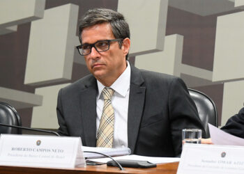 À mesa, presidente do Banco Central do Brasil (BC), Roberto Campos Neto.