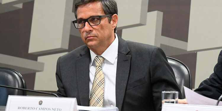 À mesa, presidente do Banco Central do Brasil (BC), Roberto Campos Neto.