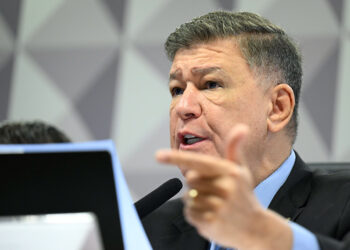 À mesa, presidente da CPMI - INSS, senador Carlos Viana (Podemos-MG), conduz reunião.