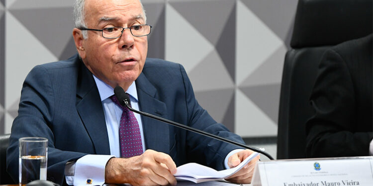 Em pronunciamento, à mesa, ministro de Estado das Relações Exteriores, Mauro Vieira.