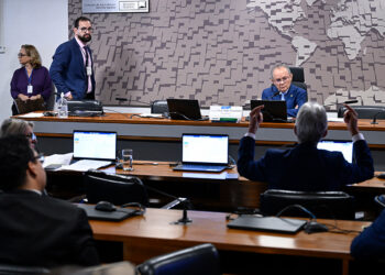 Em pronunciamento, à bancada,  senador Jaime Bagattoli (PL-RO).