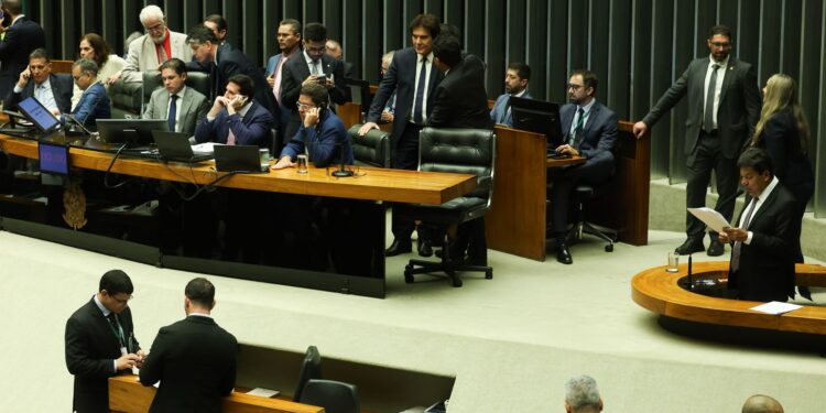 Câmara discute PEC que integra servidores de ex-territórios à União