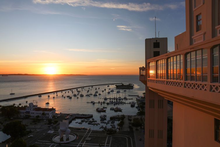 Salvador (BA), 22/12/2025 - Retrospectiva 2025 - Foto feita em 07/08/2025 - Pôr do sol na Baía de Todos os Santos visto do alto do elevador Lacerda no Pelourinho, centro histórico de Salvador. Foto: Rovena Rosa/Agência Brasil