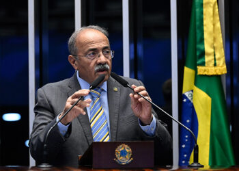 À tribuna, em discurso, senador Chico Rodrigues (PSB-RR).