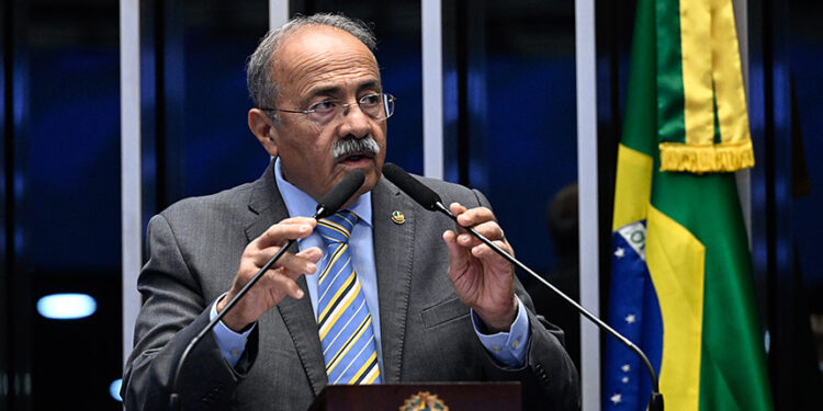 À tribuna, em discurso, senador Chico Rodrigues (PSB-RR).