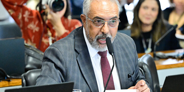Senador Paulo Paim (PT-RS) em pronunciamento à bancada.