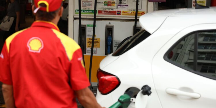 Com guerra no Irã, margem de lucro de distribuidoras e postos aumentou