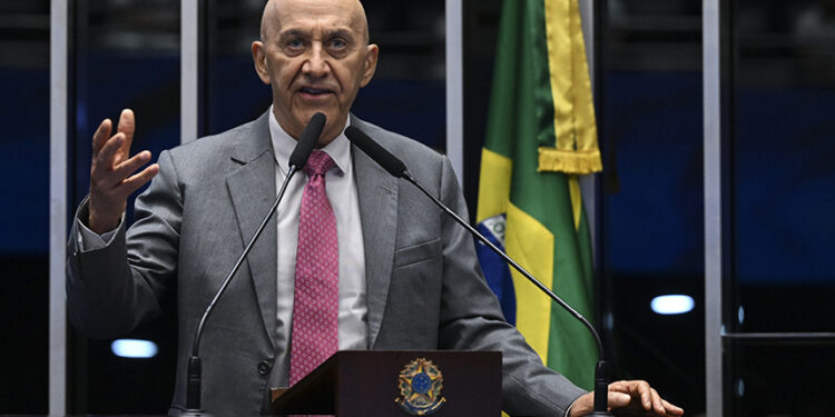 Em discurso, à tribuna,, senador Confúcio Moura (MDB-RO).