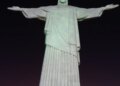 Cristo Redentor é iluminado com mensagens de campanha contra violência