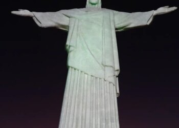 Cristo Redentor é iluminado com mensagens de campanha contra violência